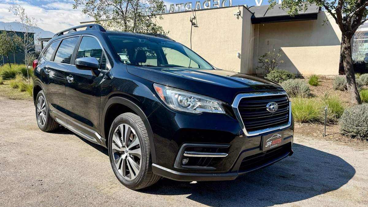Patio de JPF Autos en Vitacura con un Subaru Evoltis del stock